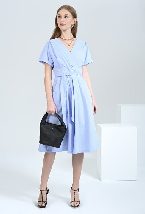 Kobieca sukienka w błękitnym kolorze