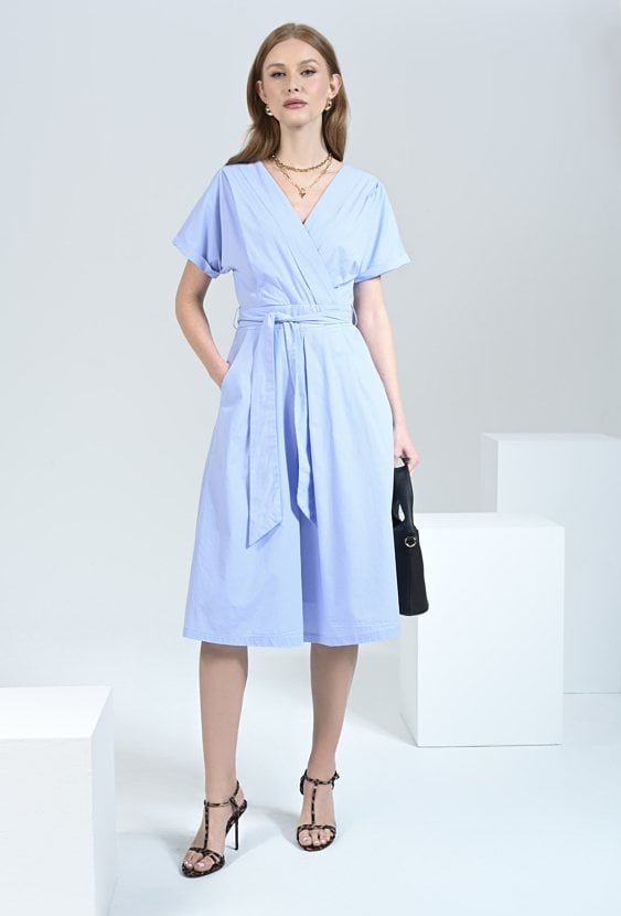 Kobieca sukienka w błękitnym kolorze