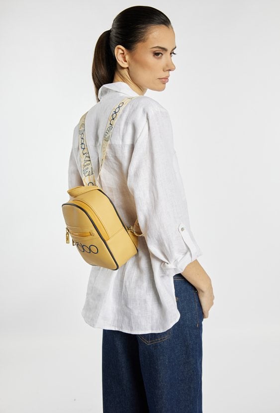 Mały plecak z wzorzystymi paskami