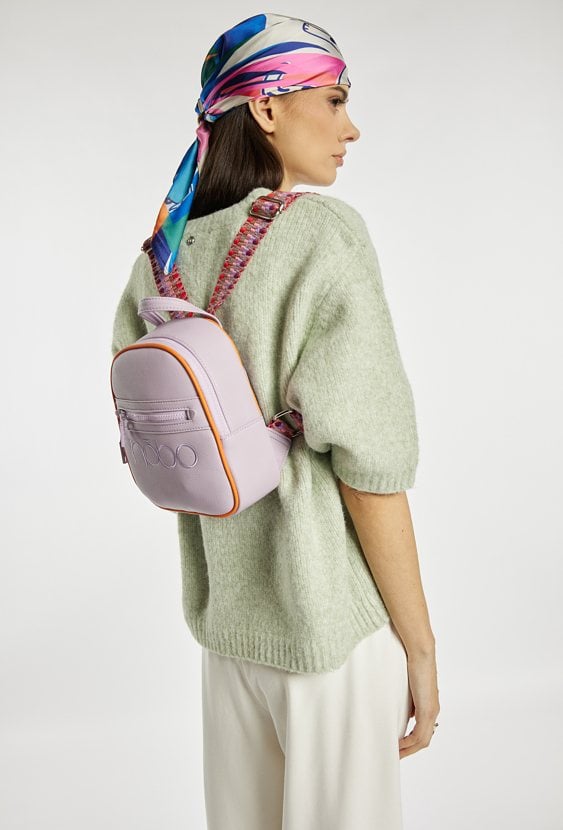 Mały plecak z wzorzystymi paskami