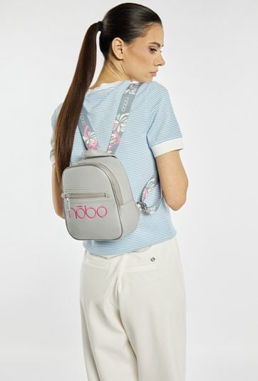 Mały plecak z wzorzystymi paskami