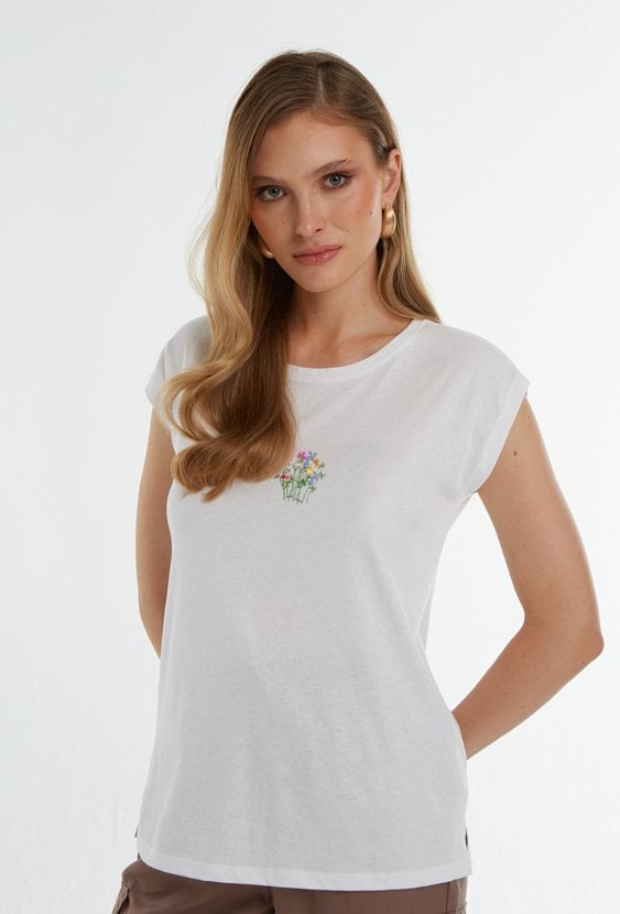 T-shirt z małą  grafiką kwiatów