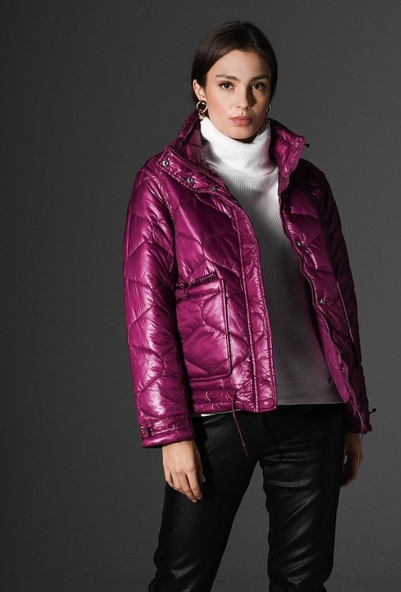 Kurtka damska z wysokim kołnierzem