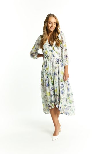 Wzorzysta sukienka z wiązaniem