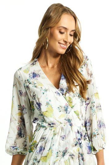 Wzorzysta sukienka z wiązaniem