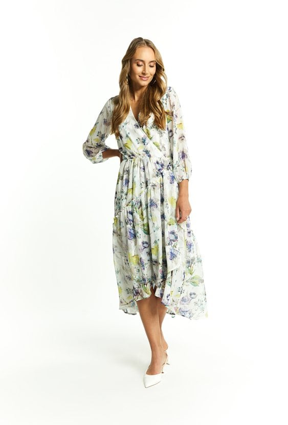 Wzorzysta sukienka z wiązaniem