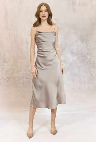 Satynowa sukienka z perełkami