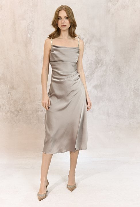 Satynowa sukienka z perełkami