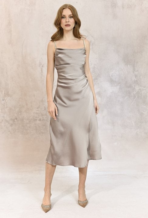 Satynowa sukienka z perełkami