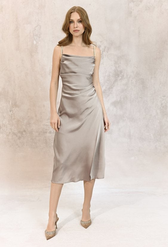 Satynowa sukienka z perełkami