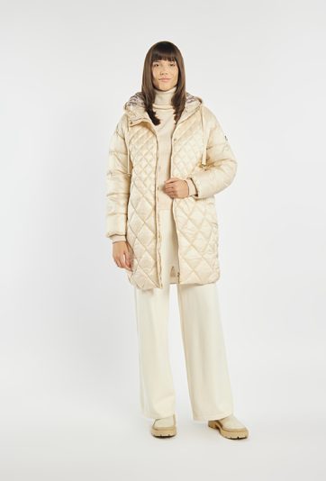 Pikowany płaszcz z kapturem