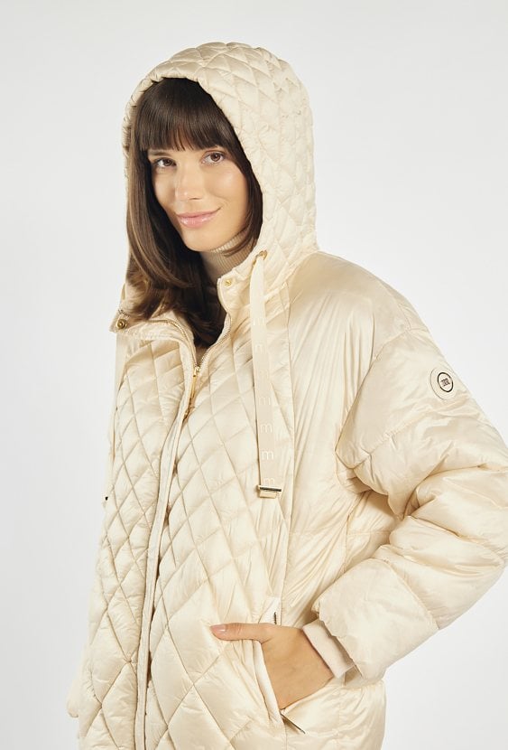 Pikowany płaszcz z kapturem