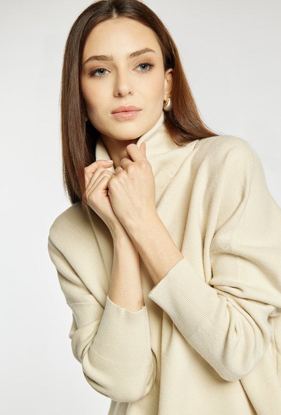 Sweter damski z luźnym golfem