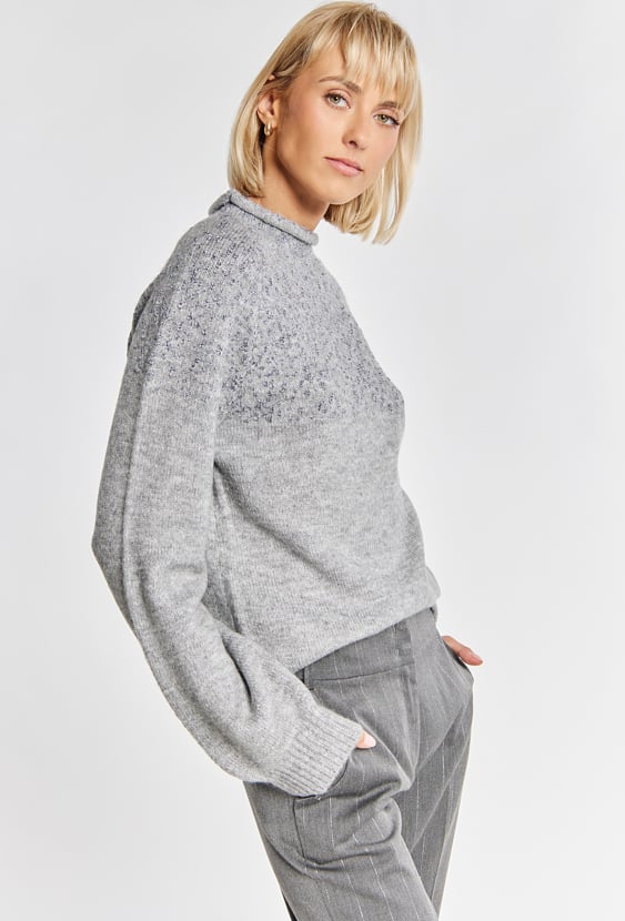 Sweter damski z połyskującą nicią