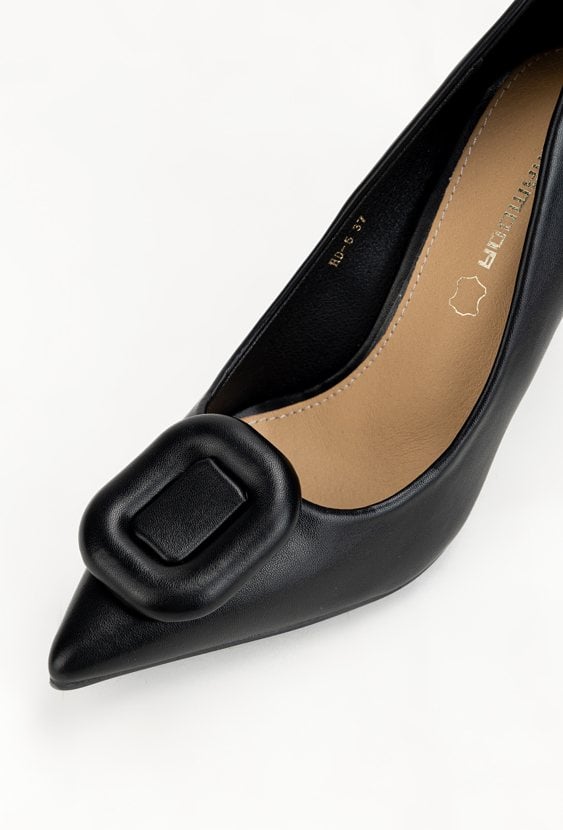 Szpilki z geometryczną klamrą