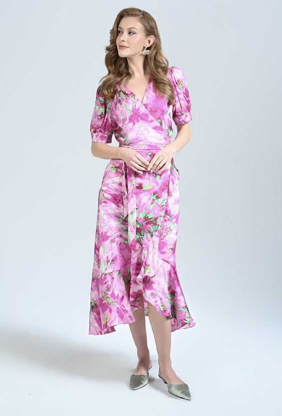 Sukienka ze zwiewnej tkaniny z falbana