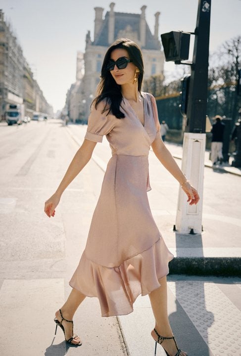 Sukienka ze zwiewnej tkaniny z falbana