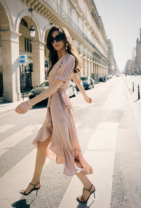 Sukienka ze zwiewnej tkaniny z falbana