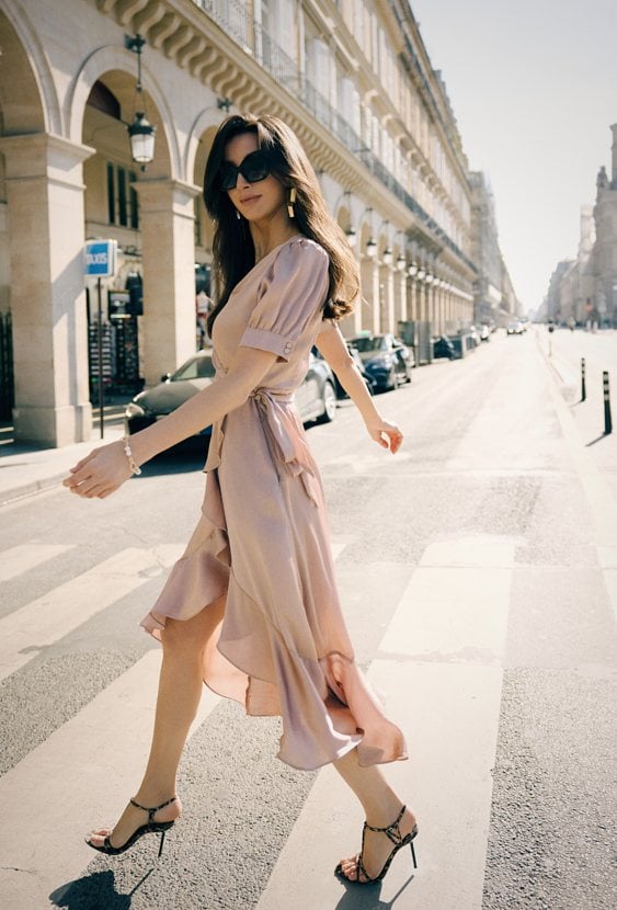 Sukienka ze zwiewnej tkaniny z falbana