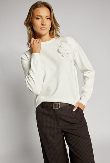 Sweter damski z kwiatową agrafką