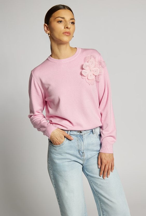 Sweter damski z kwiatową agrafką