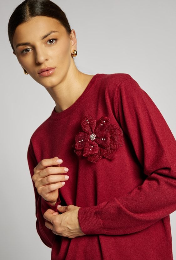 Sweter damski z kwiatową agrafką