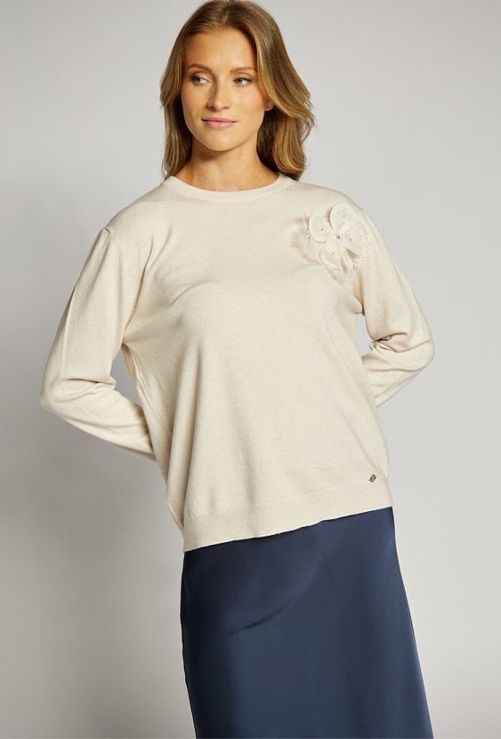 Sweter damski z kwiatową agrafką