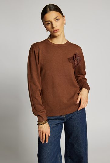 Sweter damski z kwiatową agrafką