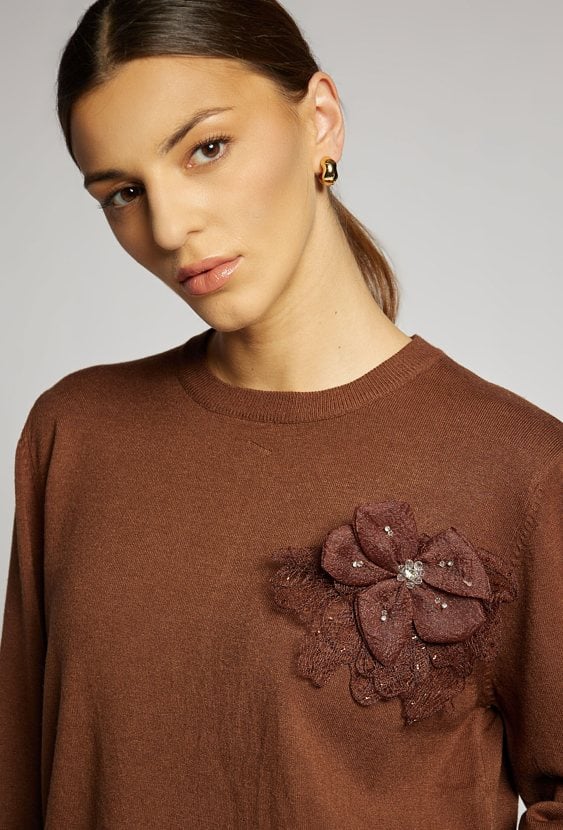 Sweter damski z kwiatową agrafką