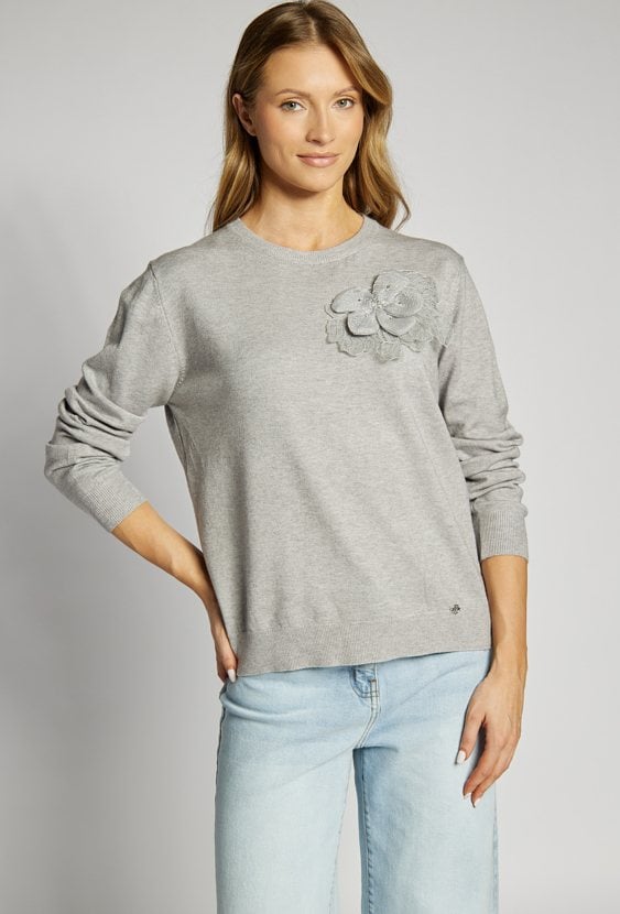 Sweter damski z kwiatową agrafką