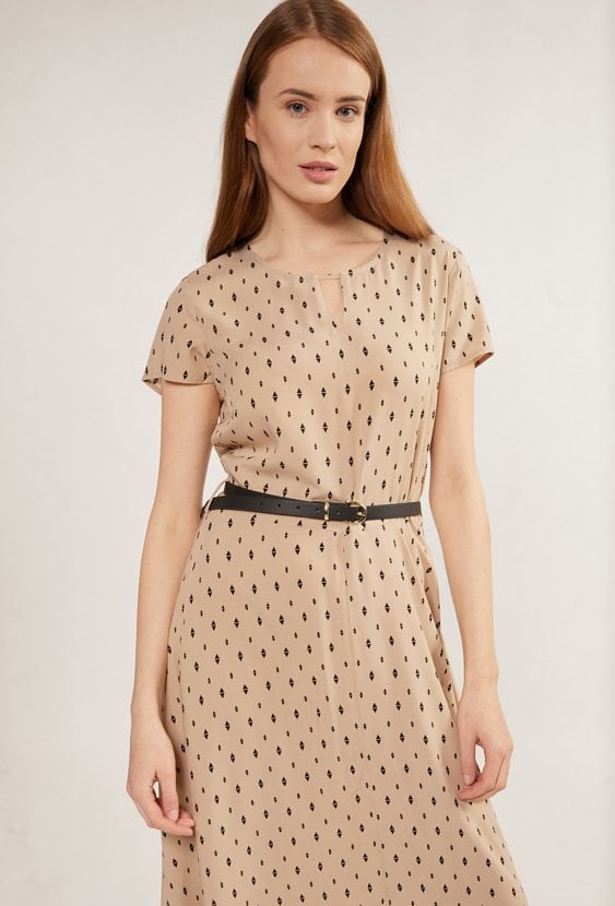 Wzorzysta sukienka midi z paskiem