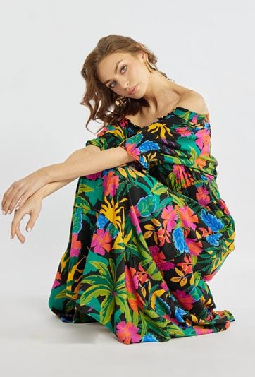 Długa sukienka z tropikalnym wzorem