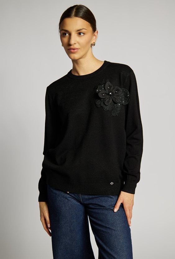 Sweter damski z kwiatową agrafką