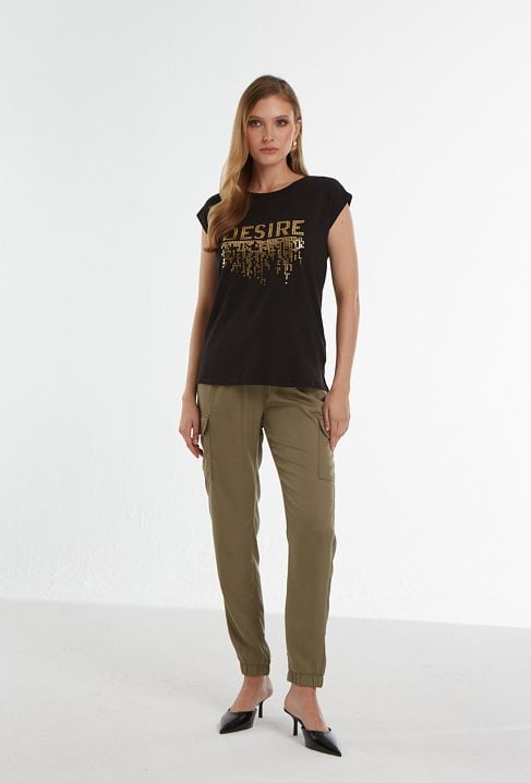 Czarny t-shirt ze złotą aplikacją