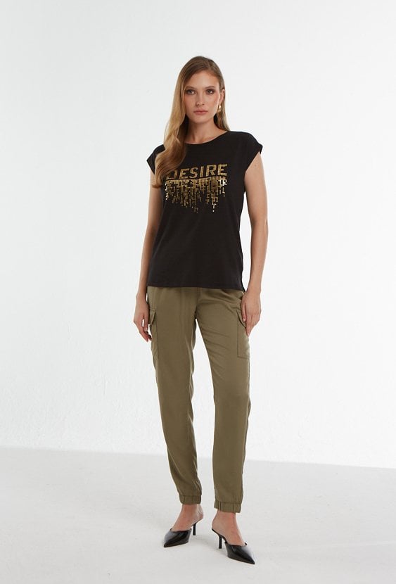 Czarny t-shirt ze złotą aplikacją