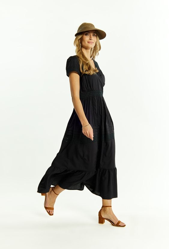 Sukienka z ażurowymi wstawkami