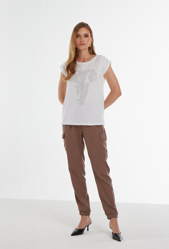 Biały t-shirt z dżetową aplikacją