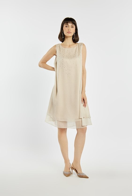 Elegancka sukienka z delikatnymi aplikacjami