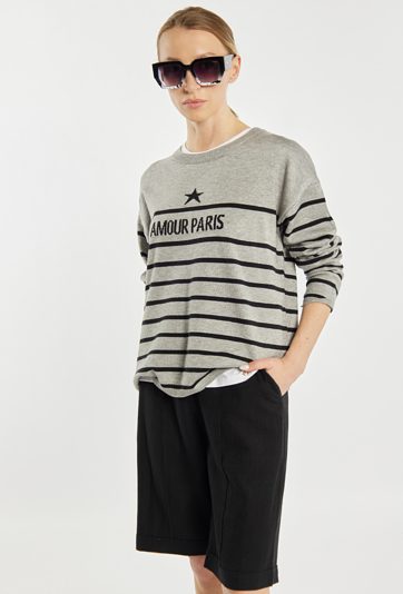 Sweter z napisem