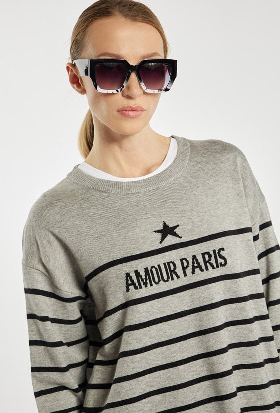 Sweter z napisem