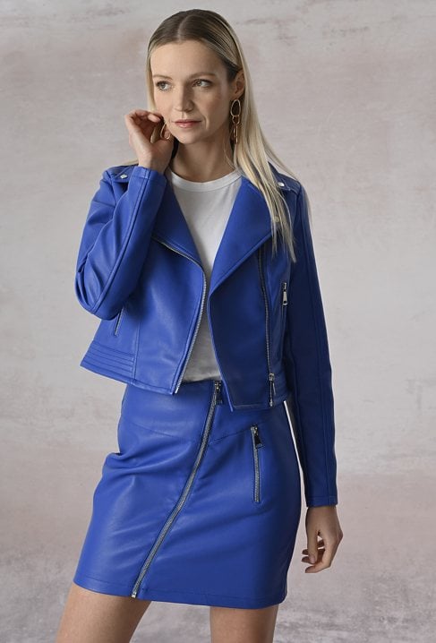 Niebieska kurtka typu ramoneska