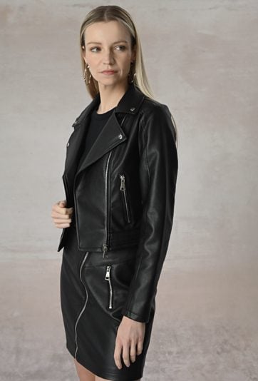 Czarna kurtka typu ramoneska