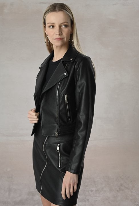 Czarna kurtka typu ramoneska