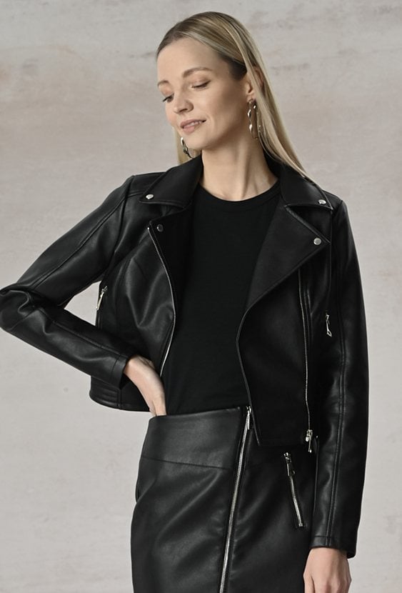 Czarna kurtka typu ramoneska