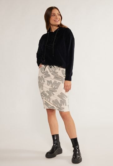 Ołówkowa spódnica z logo