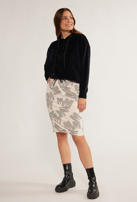Ołówkowa spódnica z logo