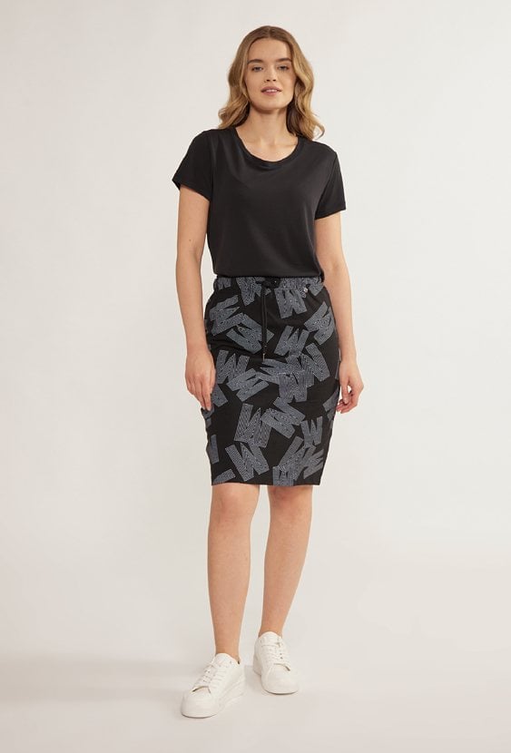 Ołówkowa spódnica z logo