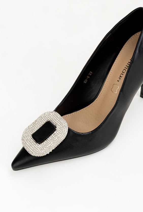 Szpilki z błyszczącą klamrą