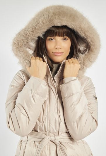 Puchowy płaszcz z wiązaniem