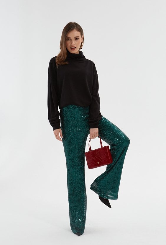 Czarny sweter z golfem